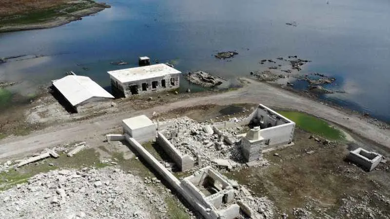 Kars’ta baraj gölünde sular çekilince cami ortaya çıktı