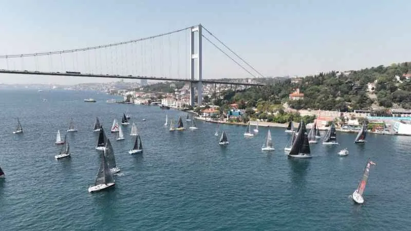 İstanbul Boğazı’nda yapılan yelkenli yarışı kartpostallık görüntüler oluşturdu