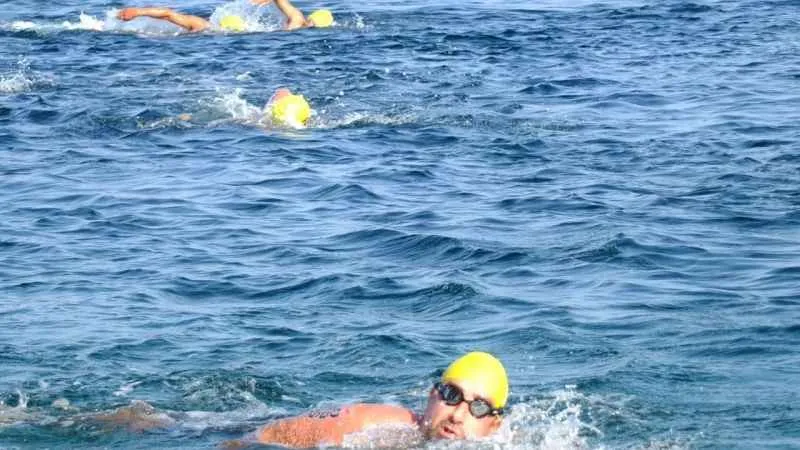 Zafer Bayramı’nda boğazı yüzerek geçtiler