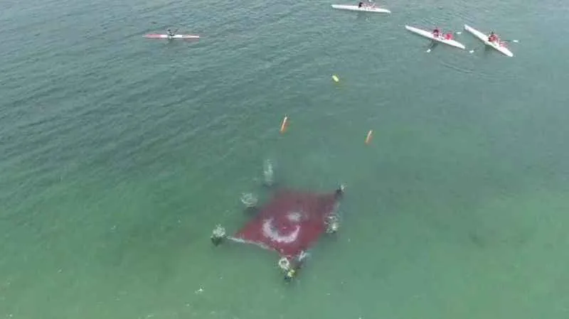 Van Gölü derinliklerinde Zafer Bayramı kutlaması