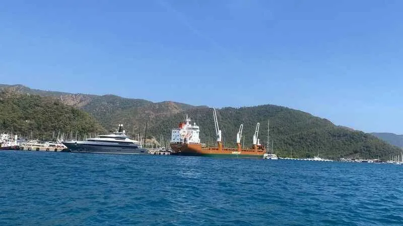 Fransa'dan yük gemisi ile Türkiye'ye getirilen yatlar Marmaris'e indirildi
