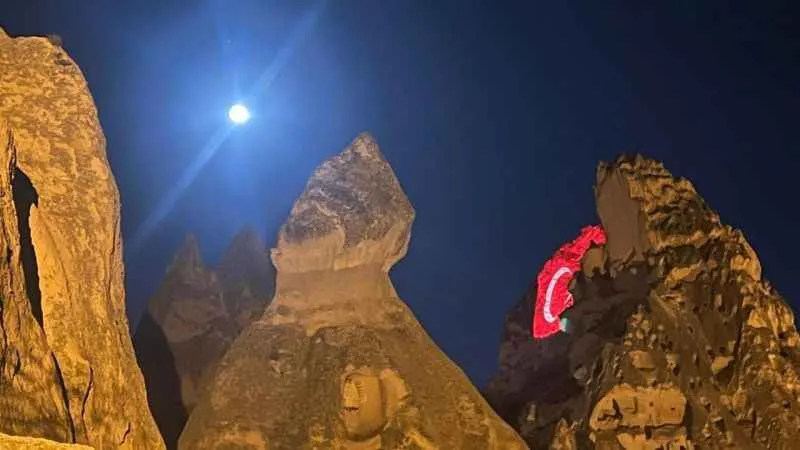 Peribacaları, Mavi Ay ve Türk Bayrağı