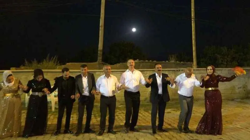 Tatvan'da "Süper Mavi Ay” eşliğinde halay çektiler