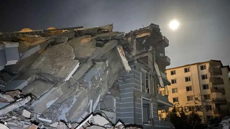 Hasarlı yapılar ve Mavi Ay