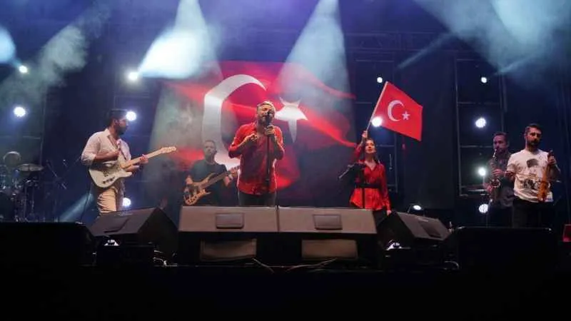 Zafer gecesinde Resul Dindar söyledi, Kastamonulular coştu