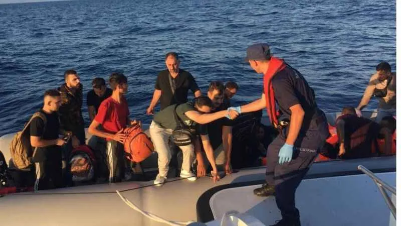 Kuşadası açıklarında 25 düzensiz göçmen kurtarıldı