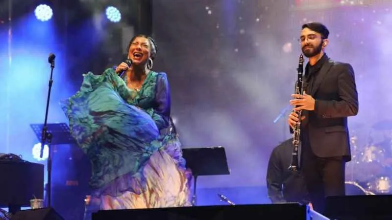 Işın Karaca ve Can Gox sahne performansları ile göz doldurdu