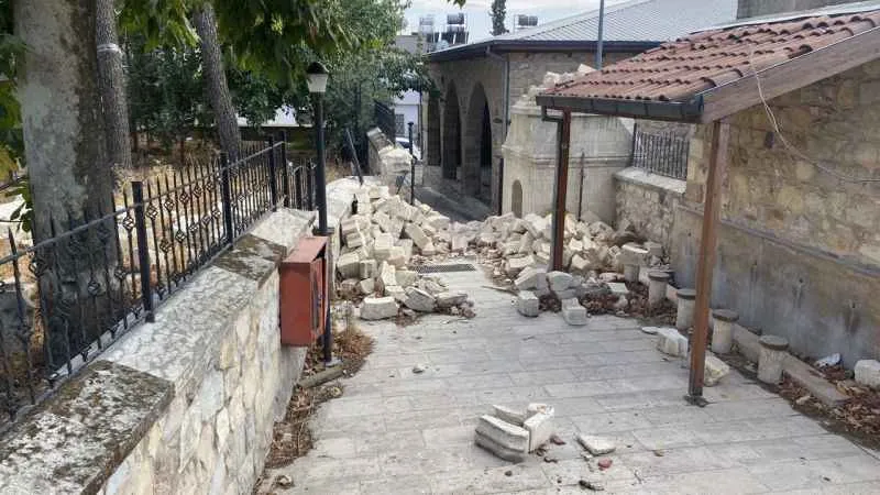 Tarihi caminin minaresi tarihi mezarların üzerine yıkıldı