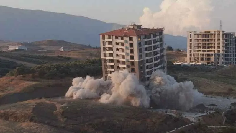 Kağıt gibi yerle bir olan 15 katlı binadan geriye borç kaldı