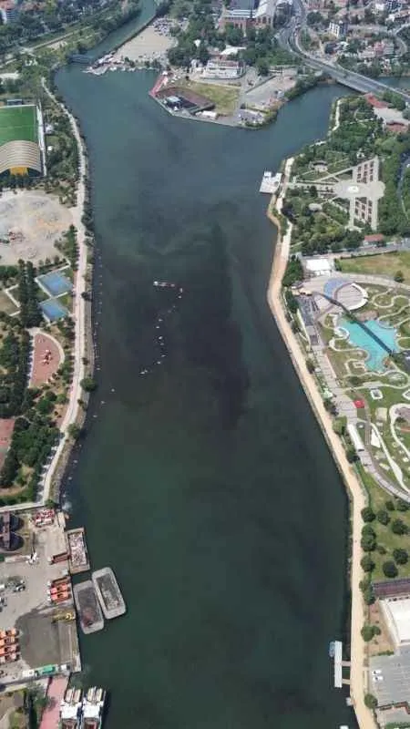 Haliç reklamlarda mavi gerçekte siyah