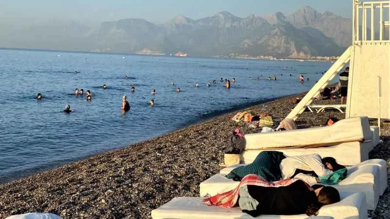 Dünyaca ünlü sahil sıcak sebebiyle açık hava oteline döndü