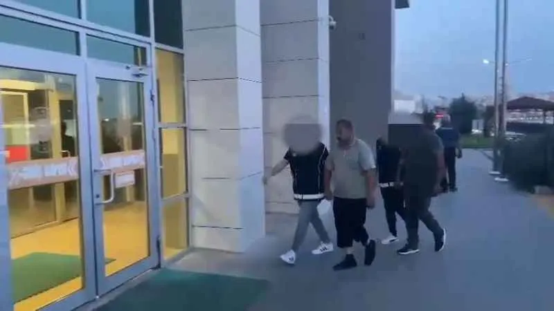 Balık istifi göçmen kaçakçılığı: Araçtan 12 kişi çıktı