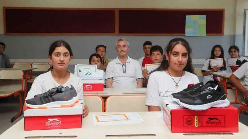 Öğrencilere 1 milyondan fazla spor ayakkabısı hediye