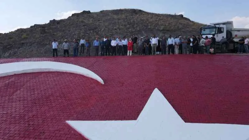 Muhsin Yazıcıoğlu anısına 1800 rakımlı tepeye 700 metrekarelik Türk bayrağı yapıldı