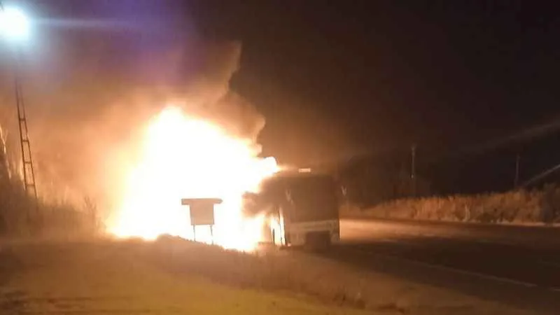 Yolcu otobüsü alev alev yandı