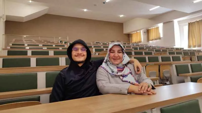 Azmin zaferi: 3 çocuk annesi 3. üniversiteye oğlu ile kayıt oldu