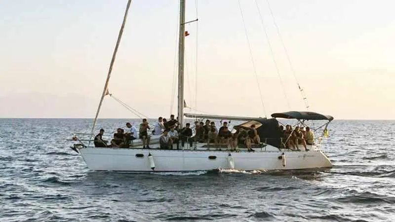 Yelkenli teknede yakalandılar