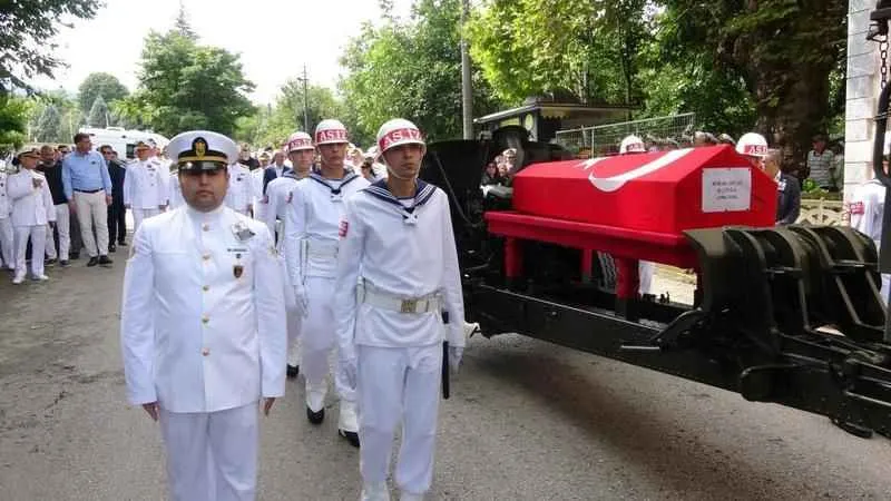 Emekliliğinin ikinci gününde vefat eden Tuğamiral Akçay toprağa verildi