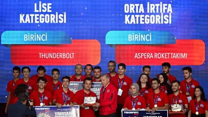 Teknofest birincisi olan GAÜN takımı ödülünü Erdoğan’dan aldı