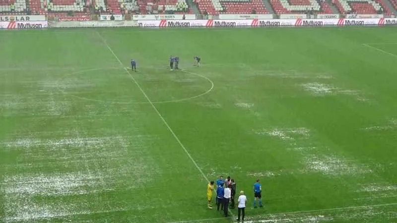 Samsunspor- İstanbulspor maçına yağmur engeli