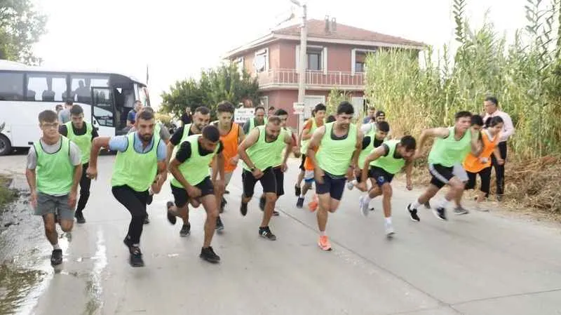 Bağda çalışıp üzüm için koştular