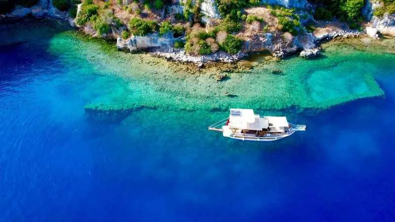 Bin 500 yıl önce depremle birlikte denizin yuttuğu şehir tekne turlarının merkezi oldu