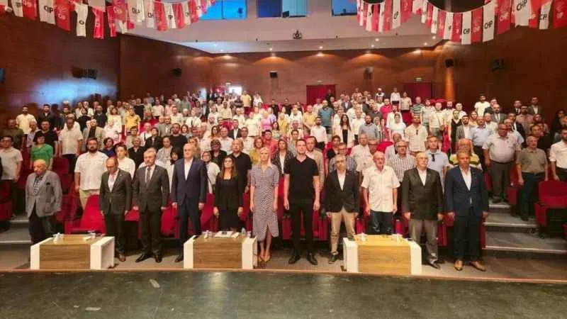 CHP'li Belediye Meclis üyeleri, kendi partilerinin seçimini protesto etti