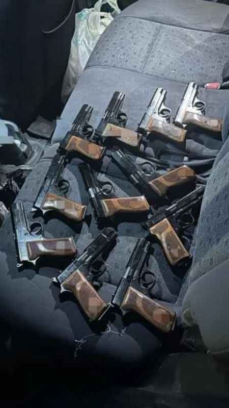 Trabzon'da araç içinde 11 ruhsatsız tabanca ele geçirildi