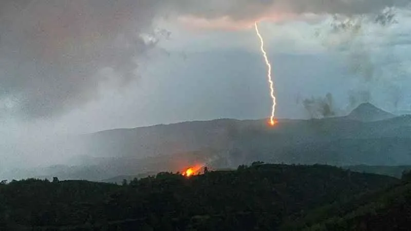 Ormanda yangına sebep olan yıldırımın düştüğü anları görüntülediler