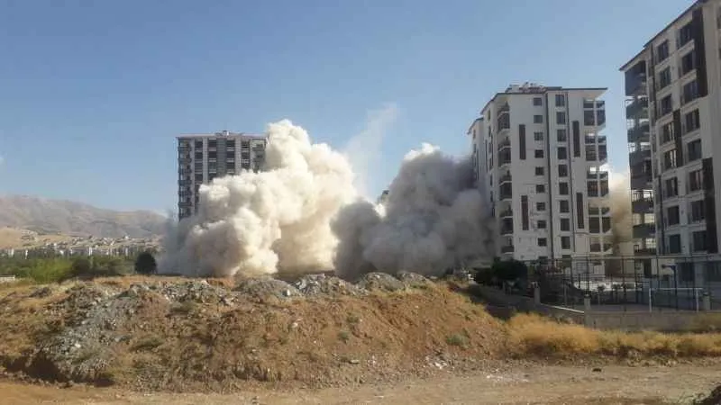 Malatya’da ağır hasarlı binaların patlayıcı ile yıkımı sürüyor