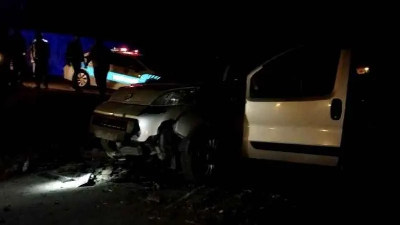Tarlasından geçen asfaltı söktü: Yoldan geçen otomobilin kaza yapmasına sebep oldu