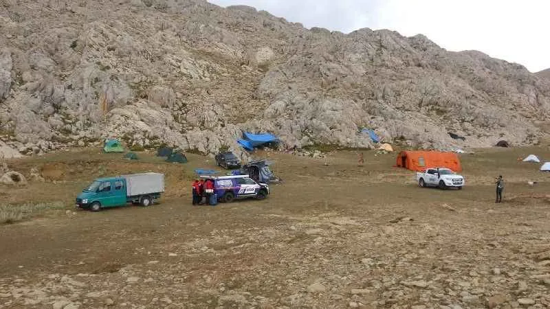 ABD'li bilim adamının tedavisi bin 276 metre derinlikte sürüyor