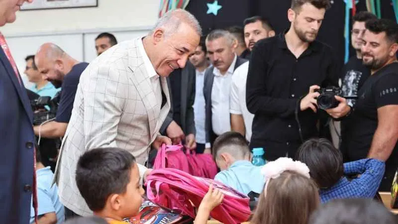 Sultangazi'de 12 bin öğrenciye çanta ve kırtasiye seti hediyesi