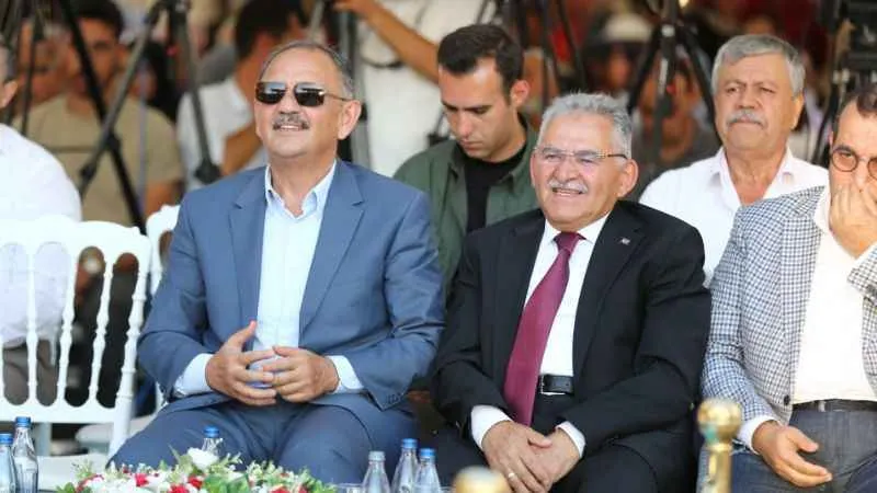 Bakan Özhaseki'den Büyükkılıç'a: "Hizmetlerini maşallah konuşturuyor"