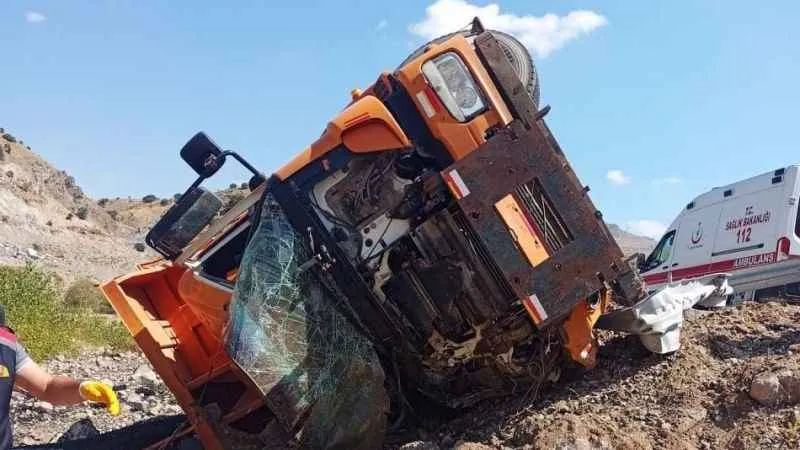 Çankırı'da kamyon şarampole devrildi: 1 ölü