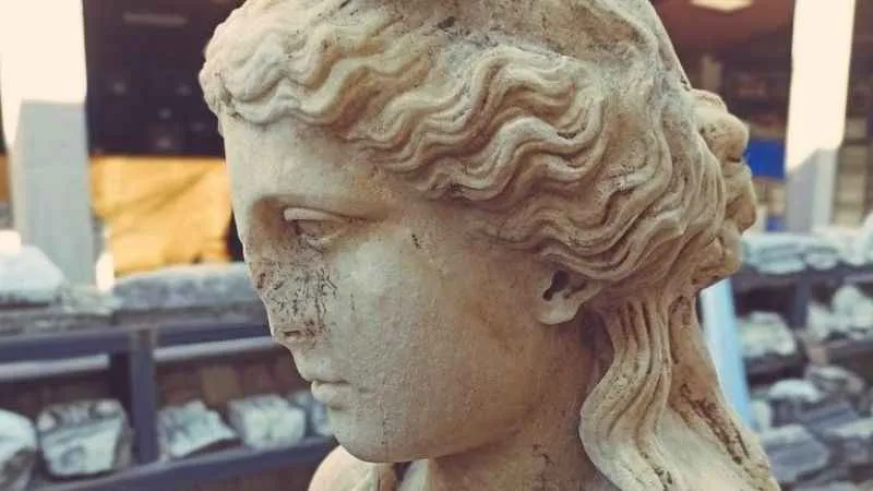 Antik kent kazılarında su perisi heykeli bulundu