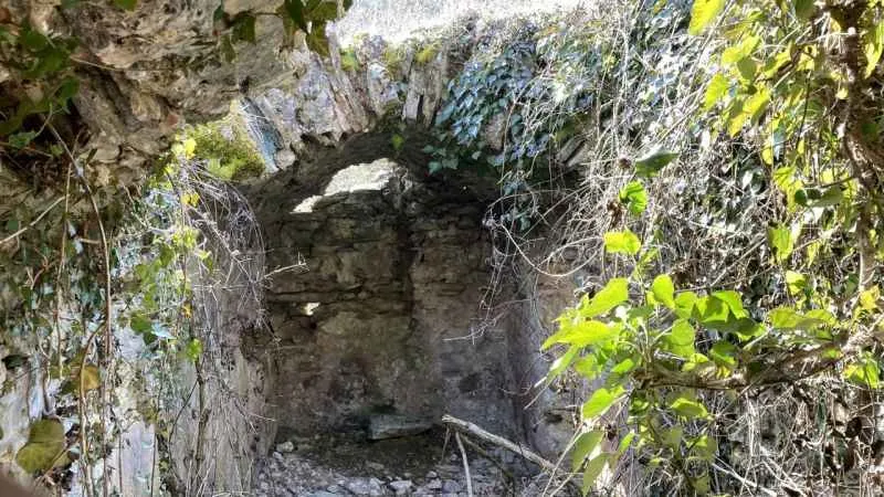 Definecilerin talan ettiği kale ve hamam yok oluyor