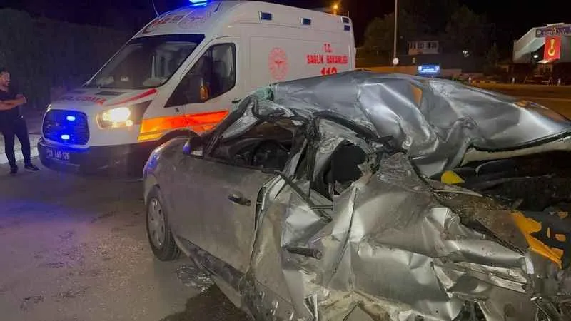 Elazığ'da park halindeki tankerin altına giren otomobil kağıt gibi ezildi: 1 yaralı