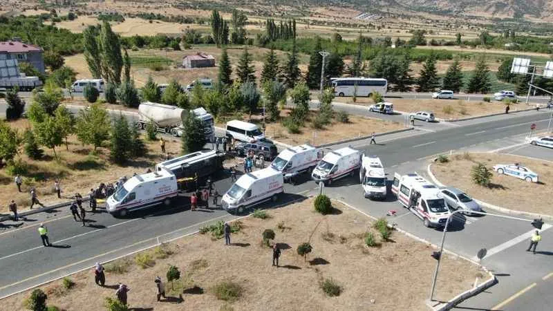 Elazığ’da tur minibüsü otobüse çarptı: 18 yaralı