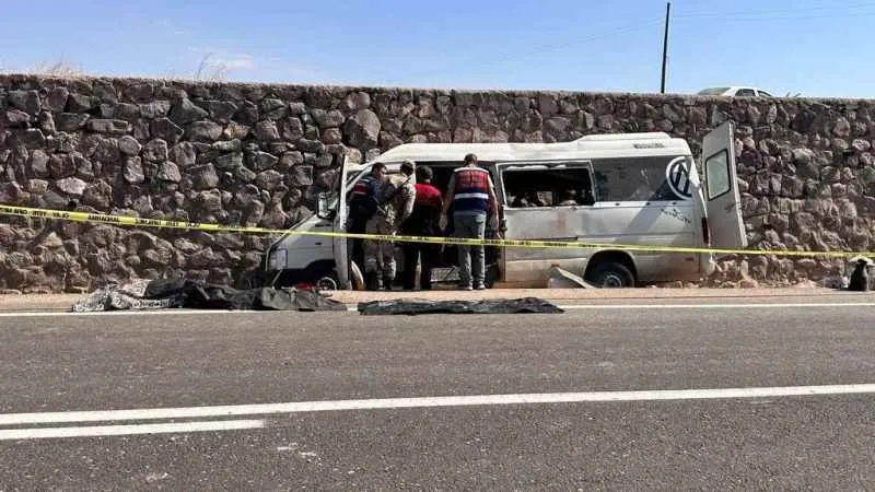 Tarım işçilerini taşıyan minibüs devrildi: 3 ölü, 17 yaralı