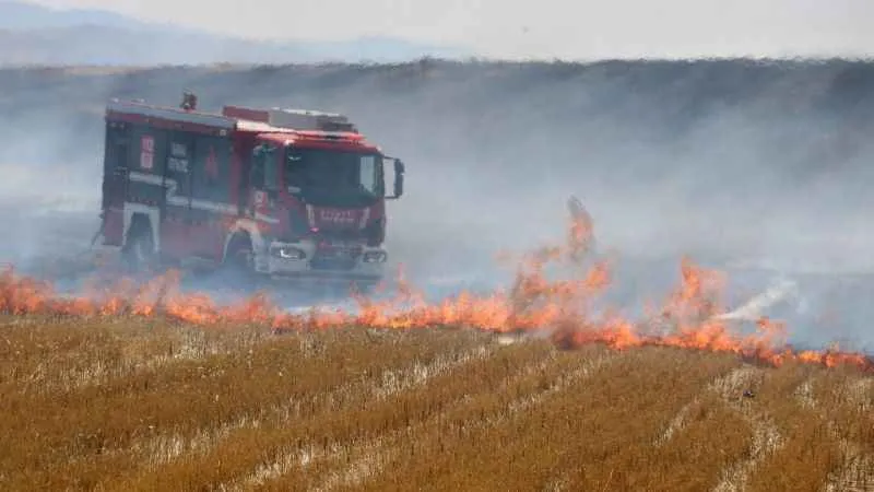 Sivas’ta paniğe neden olan yangın yerleşim yerine sıçramadan söndürüldü