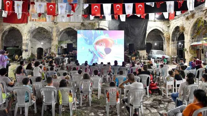 Mersin'de çocuklara açık hava film etkinliği