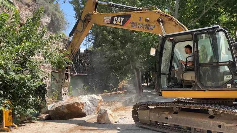 Depremin etkisini gösteren devasa kayalar parçalanarak kaldırılıyor