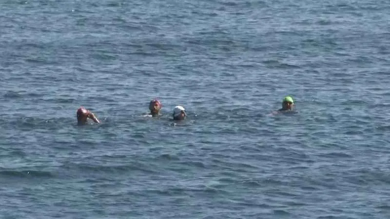 İstanbul Boğazı’nda 30 buçuk kilometreyi yüzerek geçtiler