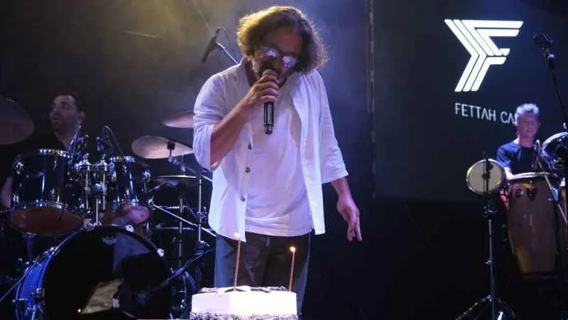 Fettah Can’a hayranlarından sahnede sürpriz kutlama