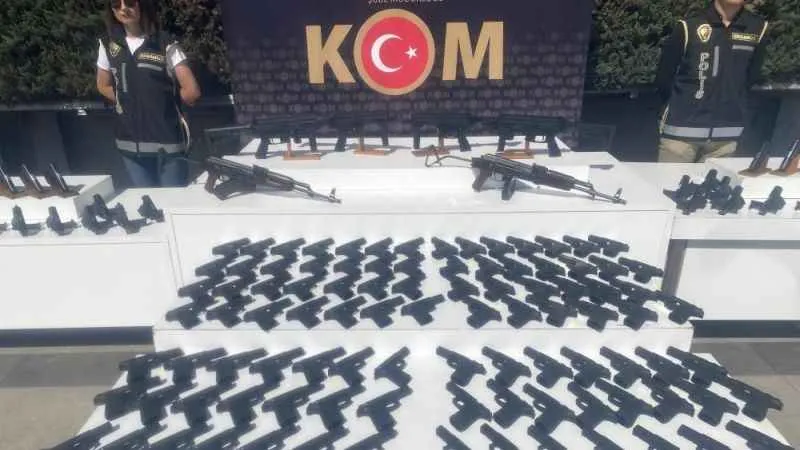 İstanbul’da silah atölyelerine operasyon: Çok sayıda silah ve 2 bini aşkın silah üretecek parça ele geçirildi