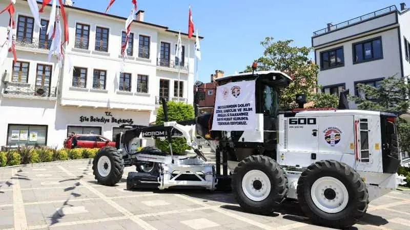Çevre Şehircilik ve İklim Değişiklik Bakanlığı’ndan Şile’ye Greyder Hizmet Aracı hibe edildi