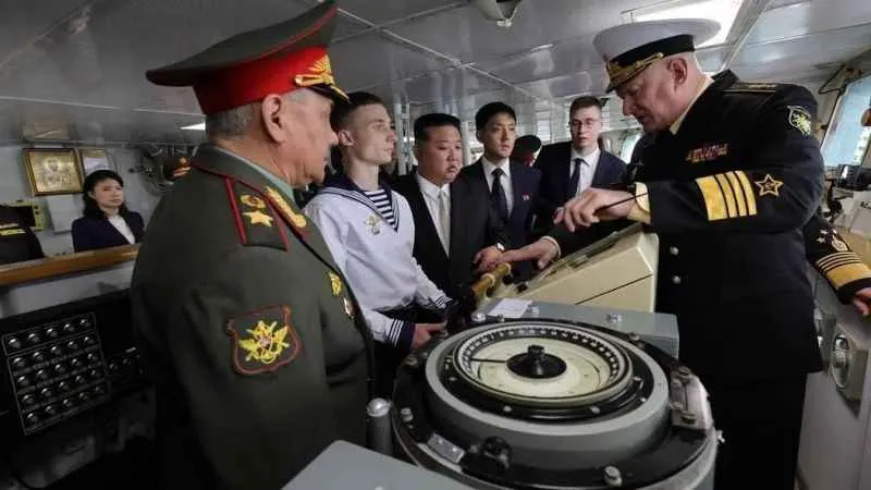 Kuzey Kore lideri Kim, Rus bombardıman uçaklarını ve savaş gemisini inceledi