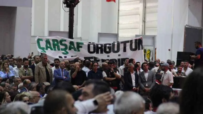 CHP İzmir Kongresi'nde arbede: Başkanlar arada kaldı