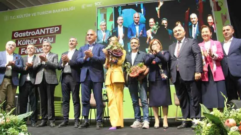 Bakan Ersoy: "Şehirlerimiz gastronomide denizde yüzüp derede boğuluyor"